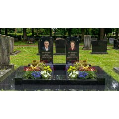 Двойной памятник из черного гранита с площадкой Березне