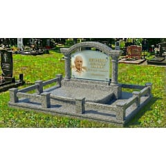 Меморіальний комплекс з аркою та колонами сірий граніт Вараш