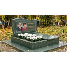 Подвійний горизонтальний пам'ятник із квітником і відморшкою із зеленого граніту