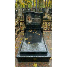 Памятник с фигурной горизонтальной стелой габбро