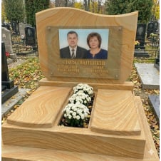 Подвійний пам'ятник із горизонтальною стелою й відмосткою жовтий камінь