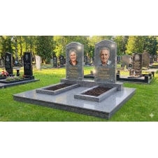 Подвійний пам'ятник із сірого граніту з майданчиком і цоколем
