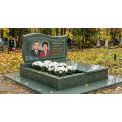 Подвійний горизонтальний пам'ятник із квітником і відморшкою із зеленого граніту Новая Каховка