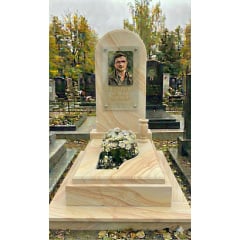 Класичний пам'ятник для чоловіка з цоколем зі світлого піщаника Генічеськ