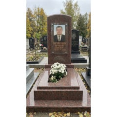 Класичний пам'ятник для чоловіка з цоколем із червоного граніту Генічеськ