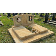 Подвійний пам'ятник із горизонтальною стелою та майданчиком жовтий камінь Пологи