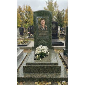 Класичний пам'ятник для чоловіка з цоколем із зеленого граніту