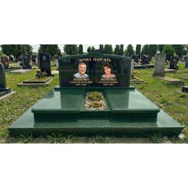 Подвійний пам'ятник із горизонтальною стелою та майданчиком зелений граніт