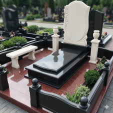 Меморіальний комплекс білий і чорний камінь