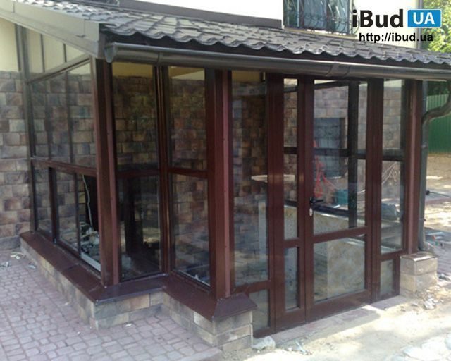 Входная металлопластиковая дверь коричневая