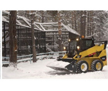 Уборка снега мини-погрузчиком Caterpillar 242 со щеткой