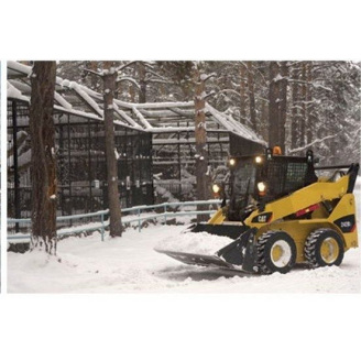Уборка снега мини-погрузчиком Caterpillar 242 со щеткой