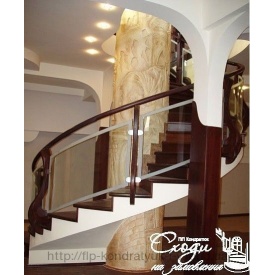 Деревянная лестница со стекляными перилами