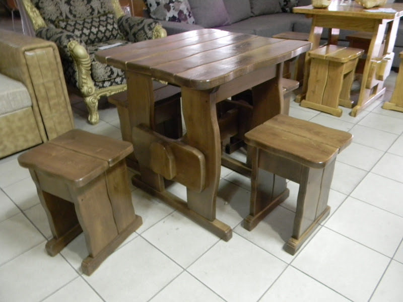 Дерев'яний стіл з табуретками