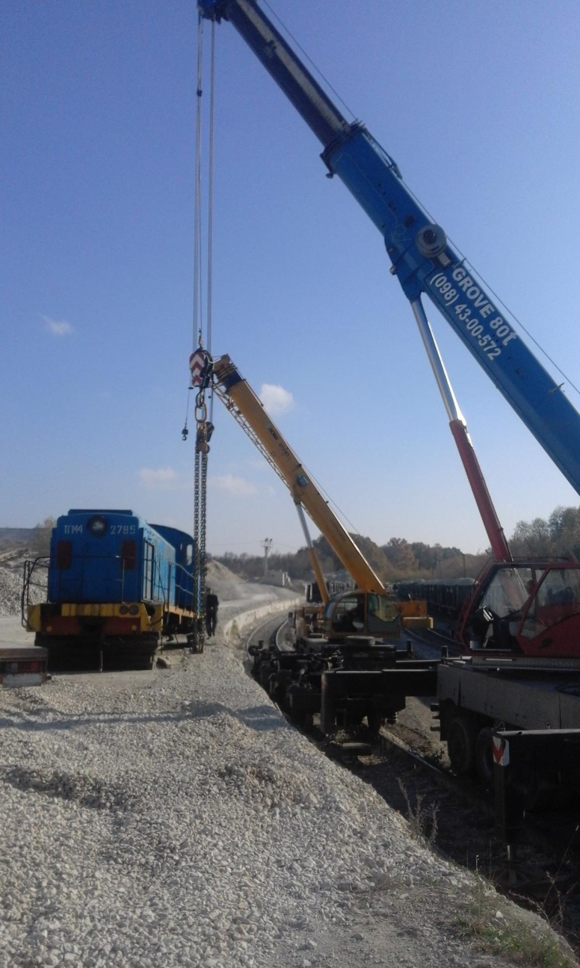 Навантаження потяга двома автокранами Grove 80 тонн та XCMG 25 тонн