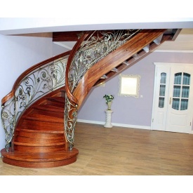 Лестница с декоративными кованными и гнутыми элементами