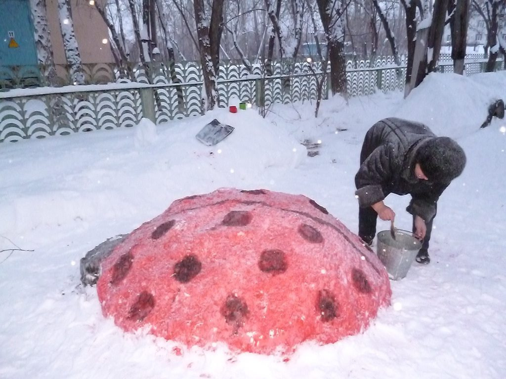 Снежные фигуры из снега своими руками. Простые фигуры из снега. Фигуры из снега легкие. Божья коровка из снега. Грибок из снега.