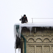 Збивання бурульок і зняття снігу з даху