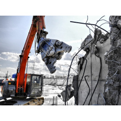Демонтаж ветхого строения экскаватором Киев