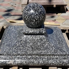 Бетонный колпак на столб МикаБет Квин с мраморной крошкой 45х45 см серый