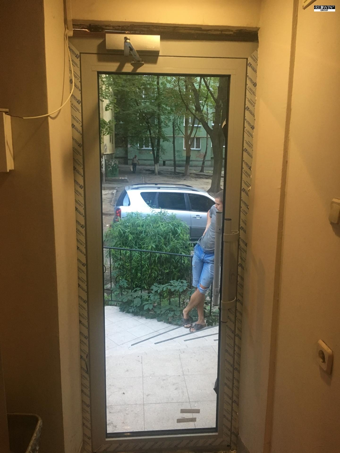 Алюмінієві двері вхідної групи, вид зсередини приміщення