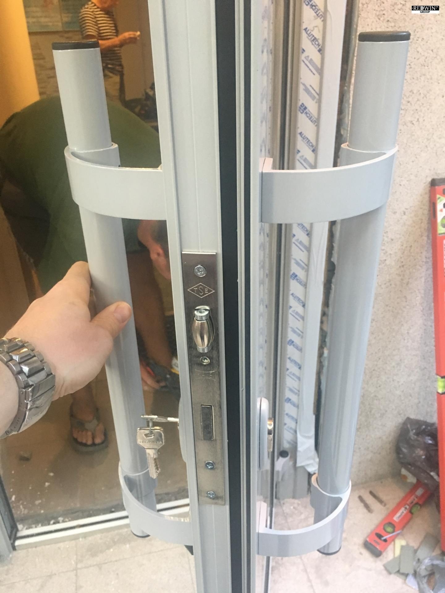 Дверна ручка на алюмінієві двері вхідної групи