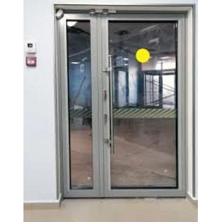 Алюмінієві двері в парадні двері з домофоном у під'їзд