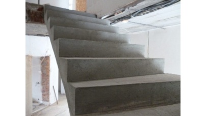 Бетонная лестница в доме