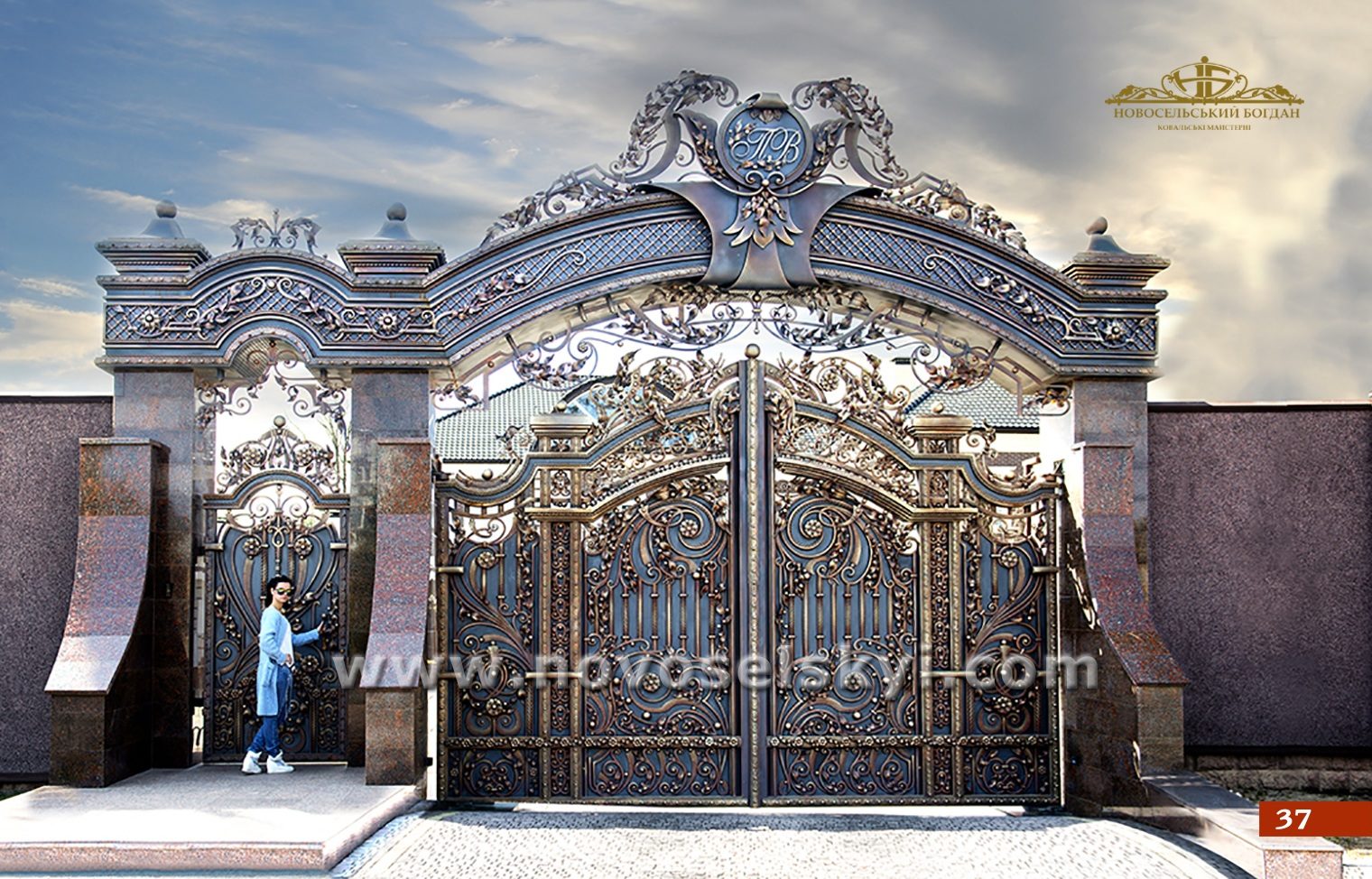 Большие кованые ворота с аркой