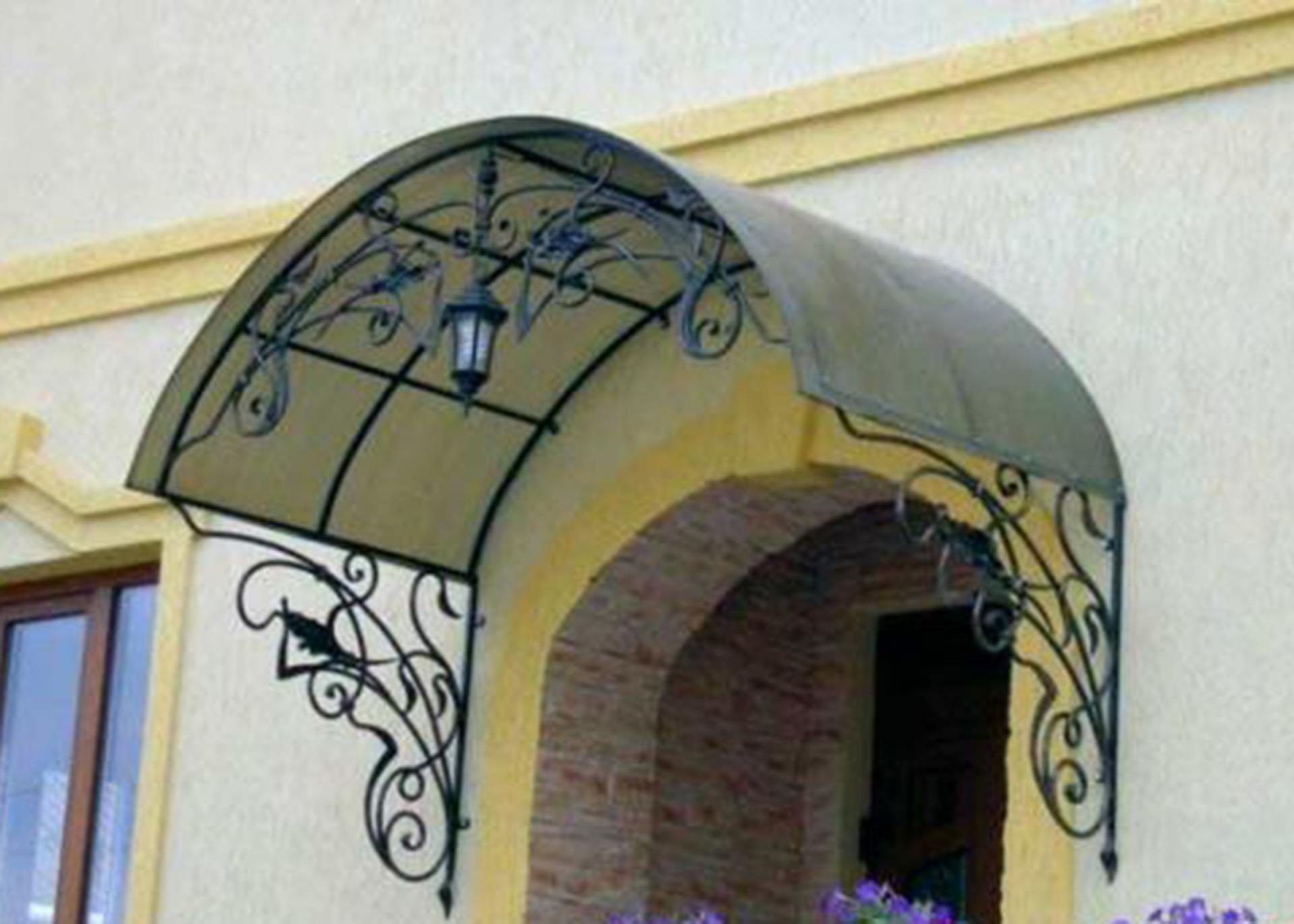Кований навіс по формі арки