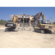 Снос сооружений экскаватором Caterpillar 320 Bl