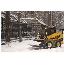 Уборка снега мини-погрузчиком Caterpillar 242 со щеткой