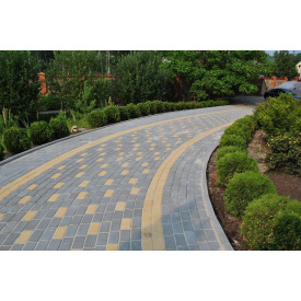 Укладання тротуарної плитки на території котеджу