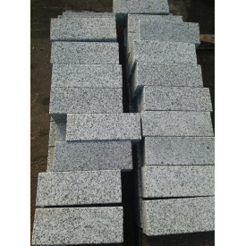 Бруківка пиляна-термо граніт Покостівського родовища 100x200x50 мм світло-сіра