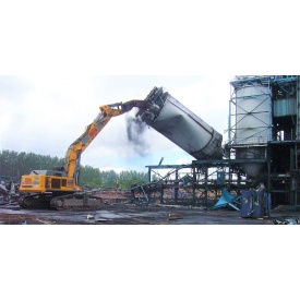 Промисловий демонтаж залізобетонних конструкцій потужними екскаваторами