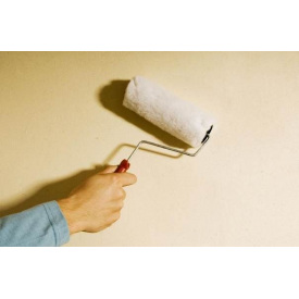 Покраска потолка валиком