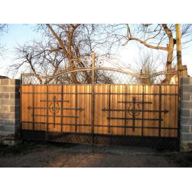 Ворота закрытые металл-дерево с коваными элементами Legran