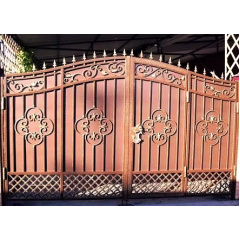 Ворота кованые с калиткой внутри закрыты Legran Ромны