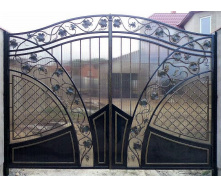 Ворота кованые ажурные с сеткой закрыты поликарбонатом Legran