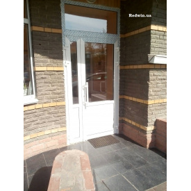 Алюминиевые двери для парадного входа в жилой дом