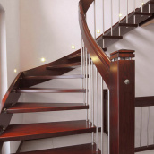 Изготовление деревянных лестниц на второй этаж на больцах в тетиву с металлическими балясинами