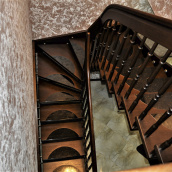 Изготовление деревянных лестниц в дом на второй этаж на больцах в тетиву