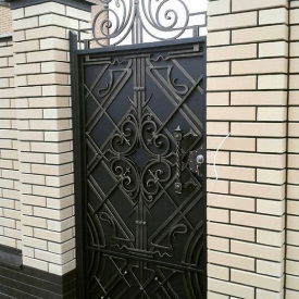 Кованая калитка с геометрическим узором Legran