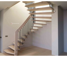 Изготовление деревянных поворотных лестниц в дом с черными металлическими балясинами
