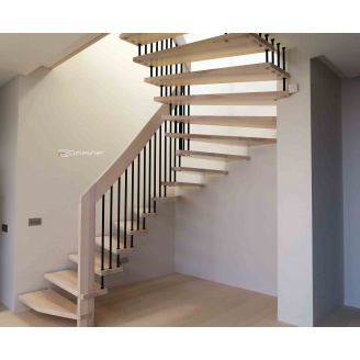 Изготовление деревянных поворотных лестниц в дом с черными металлическими балясинами