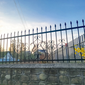 Металлический забор с элементами ковки, прочный Legran