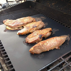 Комплект антипригарный коврик для BBQ Черный и Лопатка с антипригарным покрытием Оранжевая (vol-1224) Ровно