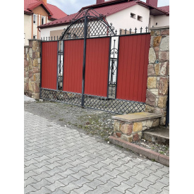 Ковані ворота з гострими піками й профнастилом Legran