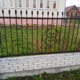 Забор кованый крепкий металлический с пиками окрашенный Legran