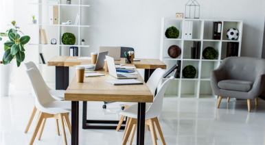 Деревянная элегантность в офисном дизайне: Выбор и размещение мебели
